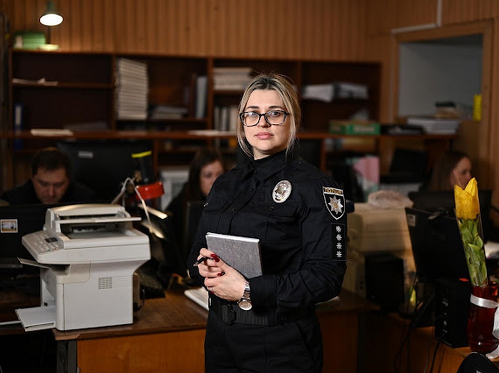 «Найважче — це коли ти їдеш і пам’ятаєш: ось тут у Нікополі загинула — жінка, тут — чоловік, тут — 16-річна дівчина…» - інтерв’ю з поліцейською прифронтового міста «Найважче — це коли ти їдеш і пам’ятаєш: ось тут у Нікополі загинула — жінка, тут — чоловік, тут — 16-річна дівчина…» - інтерв’ю з поліцейською прифронтового міста