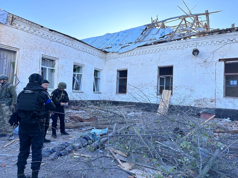 «Найважче — це коли ти їдеш і пам’ятаєш: ось тут у Нікополі загинула — жінка, тут — чоловік, тут — 16-річна дівчина…» - інтерв’ю з поліцейською прифронтового міста «Найважче — це коли ти їдеш і пам’ятаєш: ось тут у Нікополі загинула — жінка, тут — чоловік, тут — 16-річна дівчина…» - інтерв’ю з поліцейською прифронтового міста