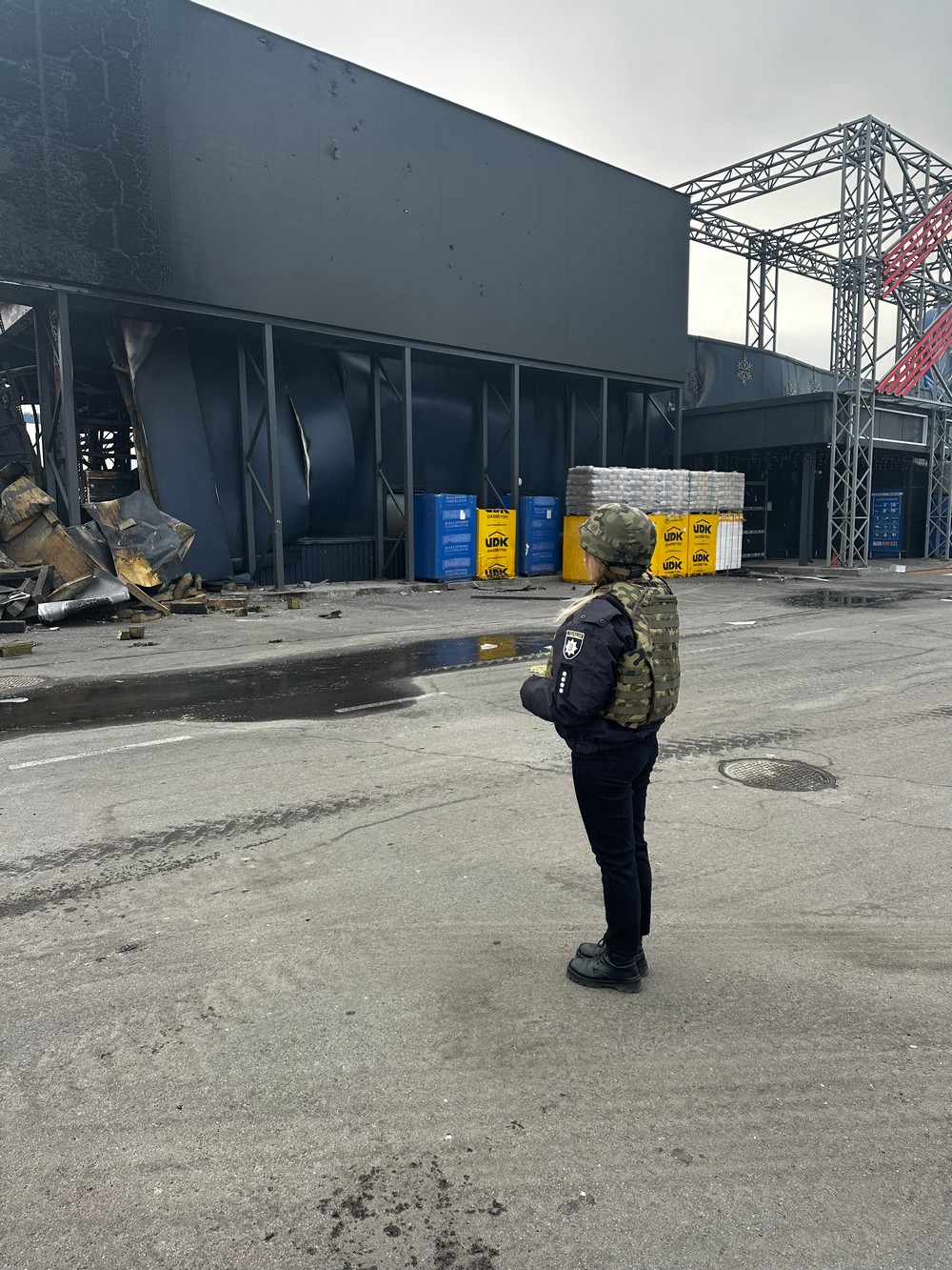 «Найважче — це коли ти їдеш і пам’ятаєш: ось тут у Нікополі загинула — жінка, тут — чоловік, тут — 16-річна дівчина…» - інтерв’ю з поліцейською прифронтового міста «Найважче — це коли ти їдеш і пам’ятаєш: ось тут у Нікополі загинула — жінка, тут — чоловік, тут — 16-річна дівчина…» - інтерв’ю з поліцейською прифронтового міста