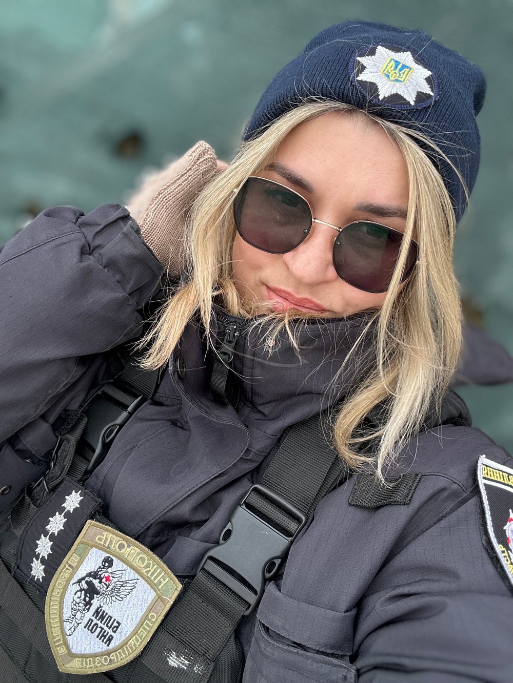 «Найважче — це коли ти їдеш і пам’ятаєш: ось тут у Нікополі загинула — жінка, тут — чоловік, тут — 16-річна дівчина…» - інтерв’ю з поліцейською прифронтового міста «Найважче — це коли ти їдеш і пам’ятаєш: ось тут у Нікополі загинула — жінка, тут — чоловік, тут — 16-річна дівчина…» - інтерв’ю з поліцейською прифронтового міста