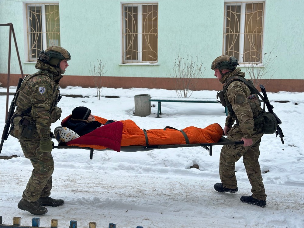«Найважче — це коли ти їдеш і пам’ятаєш: ось тут у Нікополі загинула — жінка, тут — чоловік, тут — 16-річна дівчина…» - інтерв’ю з поліцейською прифронтового міста «Найважче — це коли ти їдеш і пам’ятаєш: ось тут у Нікополі загинула — жінка, тут — чоловік, тут — 16-річна дівчина…» - інтерв’ю з поліцейською прифронтового міста
