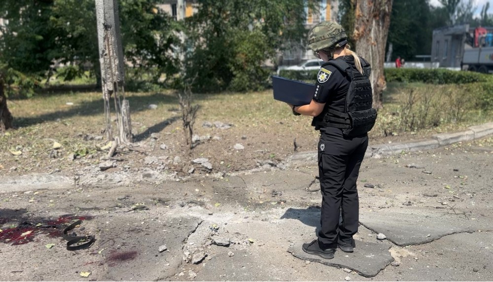 «Найважче — це коли ти їдеш і пам’ятаєш: ось тут у Нікополі загинула — жінка, тут — чоловік, тут — 16-річна дівчина…» - інтерв’ю з поліцейською прифронтового міста «Найважче — це коли ти їдеш і пам’ятаєш: ось тут у Нікополі загинула — жінка, тут — чоловік, тут — 16-річна дівчина…» - інтерв’ю з поліцейською прифронтового міста