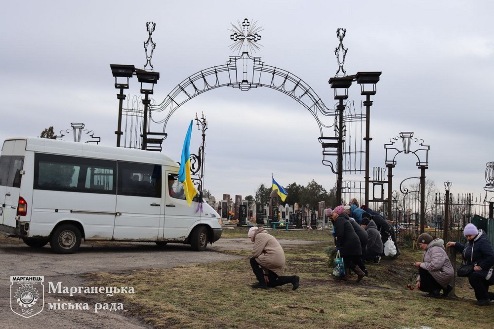 На Нікопольщині провели в останню путь полеглого Захисника 7 На Нікопольщині провели в останню путь полеглого Захисника 7