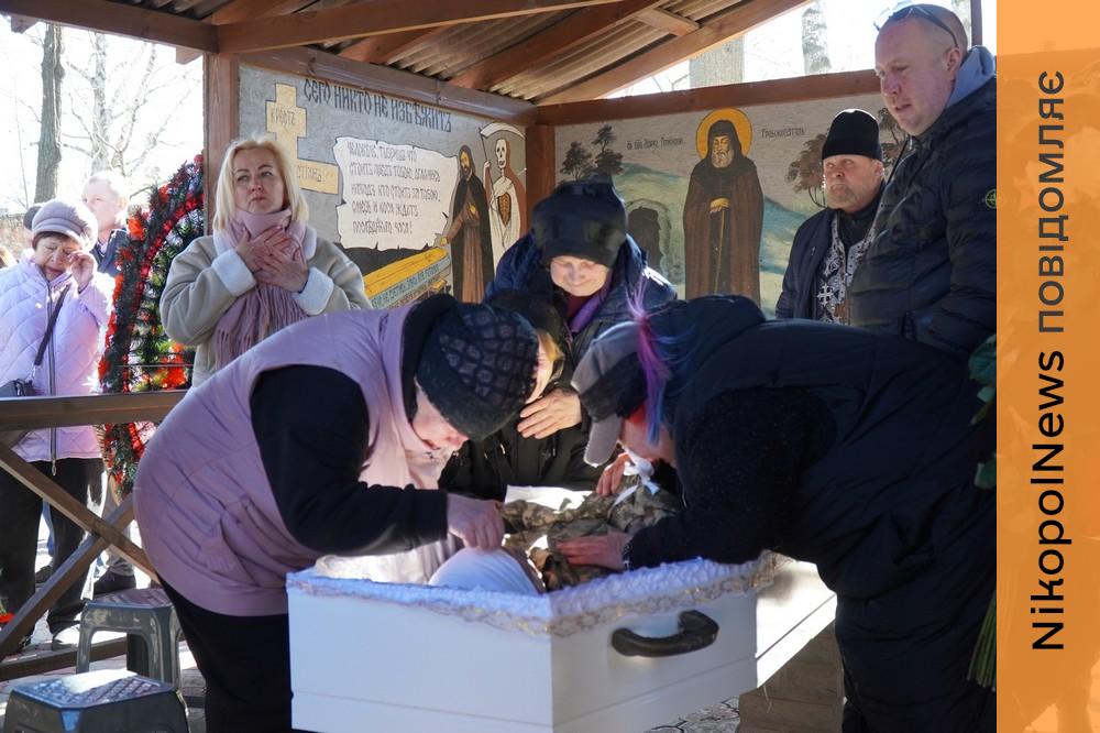 Мав нагороди, проходив навчання у Великій Британії: Нікополь провів в останню путь полеглого Захисника (фото) 11 Нікополь провів 7