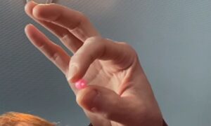 Нікополець дістав бісеринку з носа своєї доньки (відео)