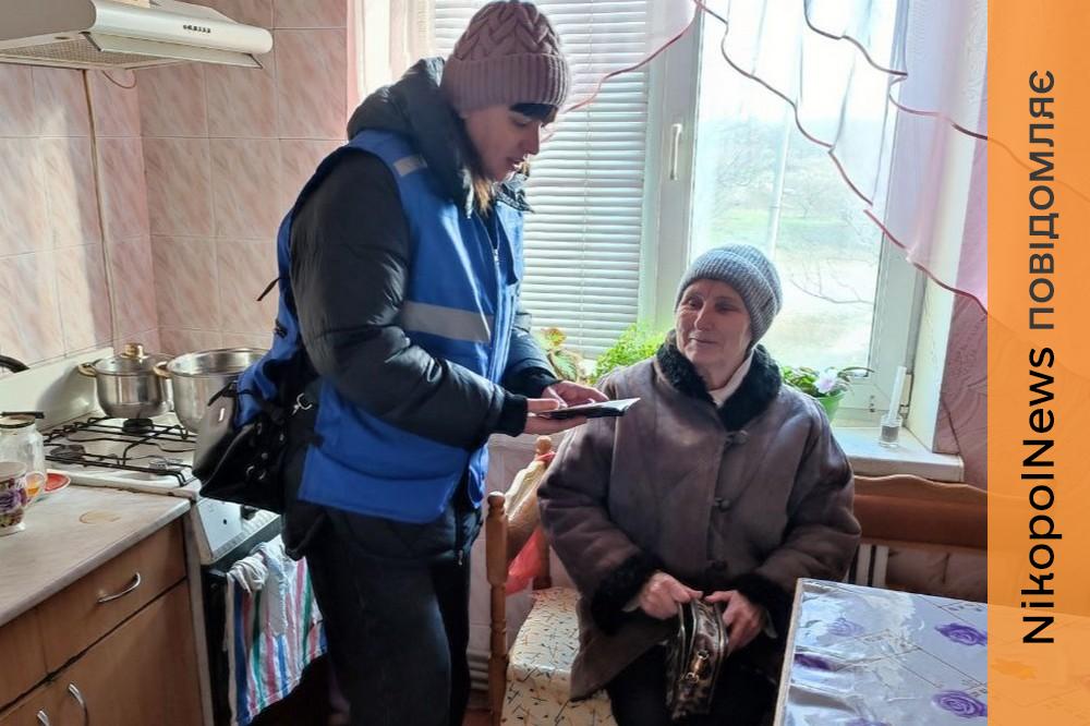 Працювала на трубному заводі, втратила чоловіка і залишилася одна у прифронтовому місті: історія жінки з Нікополя, якій допомогли благодійники 1 Нікополя 2