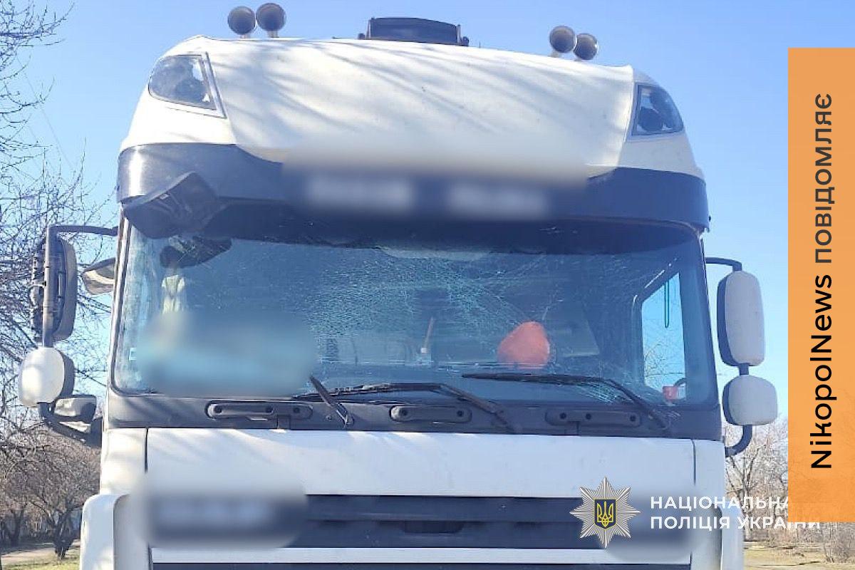 Двоє поранених, пошкоджені транспортна інфраструктура та адмінбудівля: наслідки обстрілів Нікополя та області зафіксували поліцейські (фото) 1 Нікопольщини 2