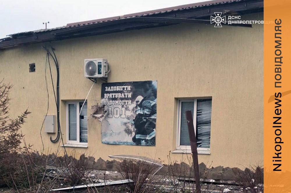 Поцілили по будівлі пожежної охорони і вбили людину: наслідки обстрілів Нікопольщини та області від ДСНС (фото) 1 Нікопольщини 5