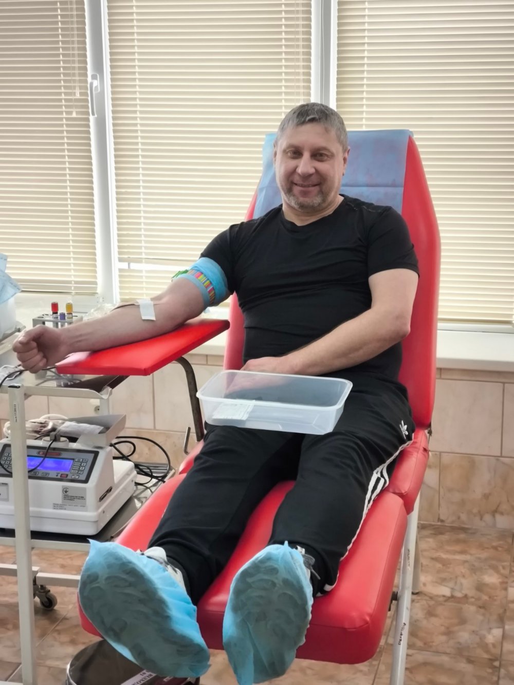 Освітяни Нікополя здали кров для поранених військових ЗСУ 2 Освітяни Нікополя здали кров для поранених військових ЗСУ 2