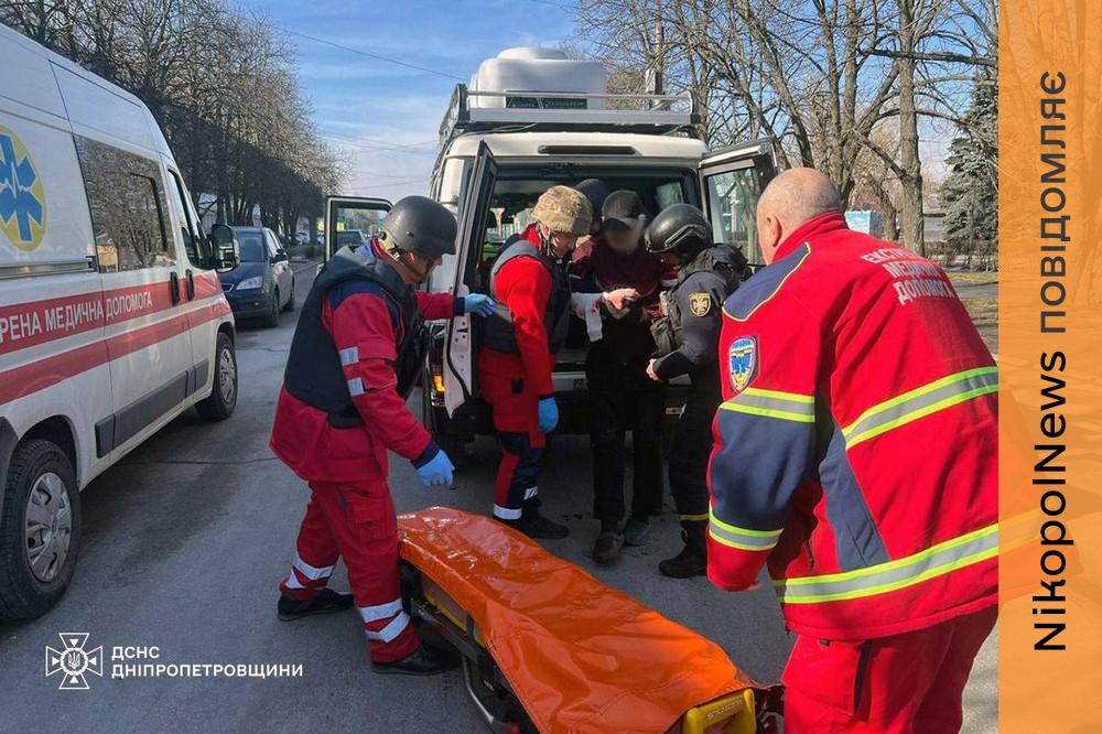 Пораненому чоловіку у Нікополі допомогли рятувальники - наслідки обстрілів області від ДСНС 1 Пораненому чоловіку у Нікополі