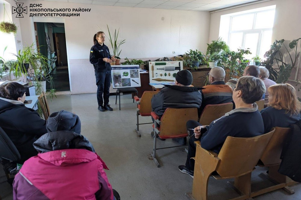 Працівникам держустанов Нікополя та ще однієї громади розповіли про мінну безпеку
