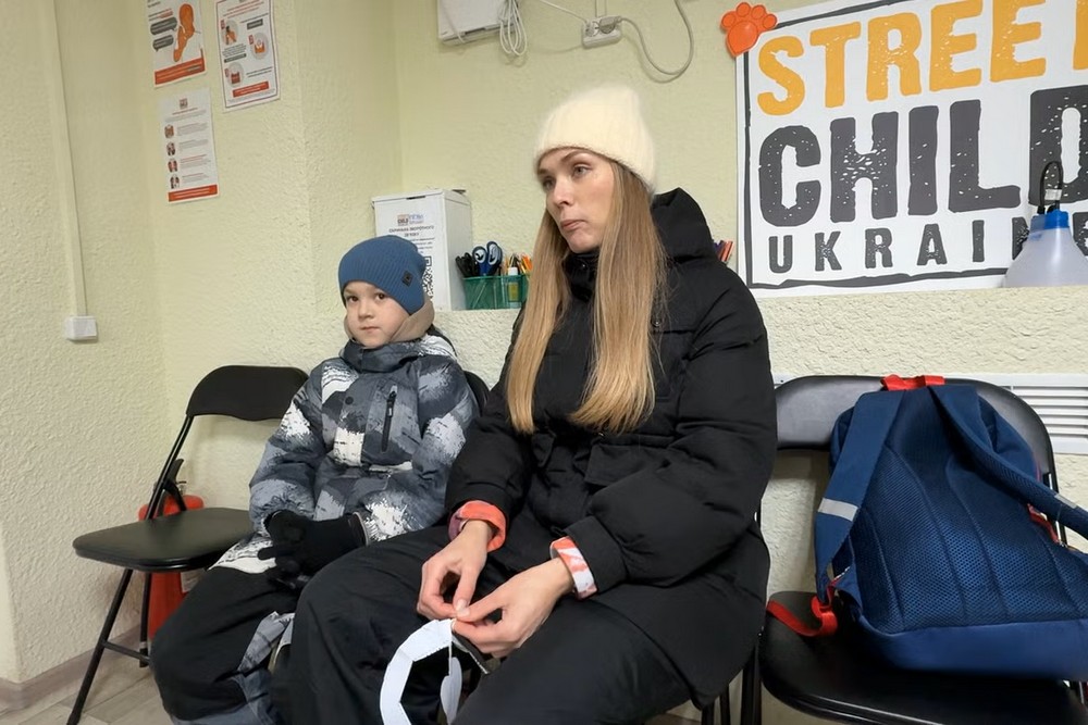 Семирічний Богдан — один із дітей, які приходять до підпільної школи, щоб навчитися читати й писати. Семирічний Богдан — один із дітей, які приходять до підпільної школи, щоб навчитися читати й писати.