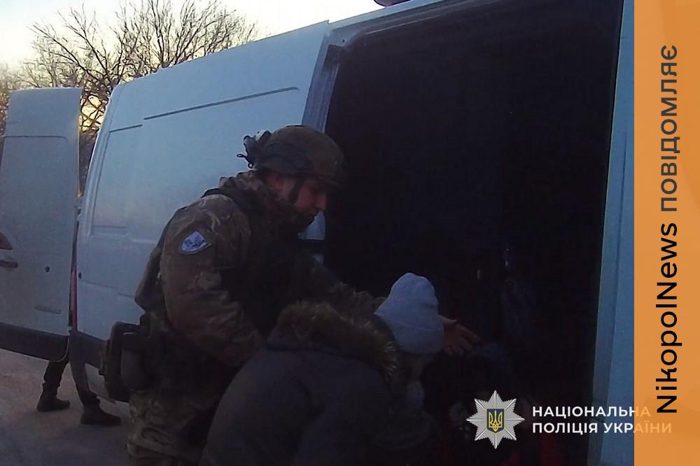 У їх будинок влучили ворожі снаряди... З Нікопольщини «Білі янголи» евакуювали родину (фото, відео) 1 З Нікопольщини 6