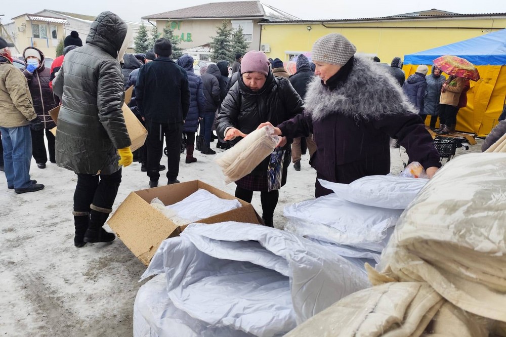 Жителям Томаківки роздали майже 1200 теплих комплектів 5