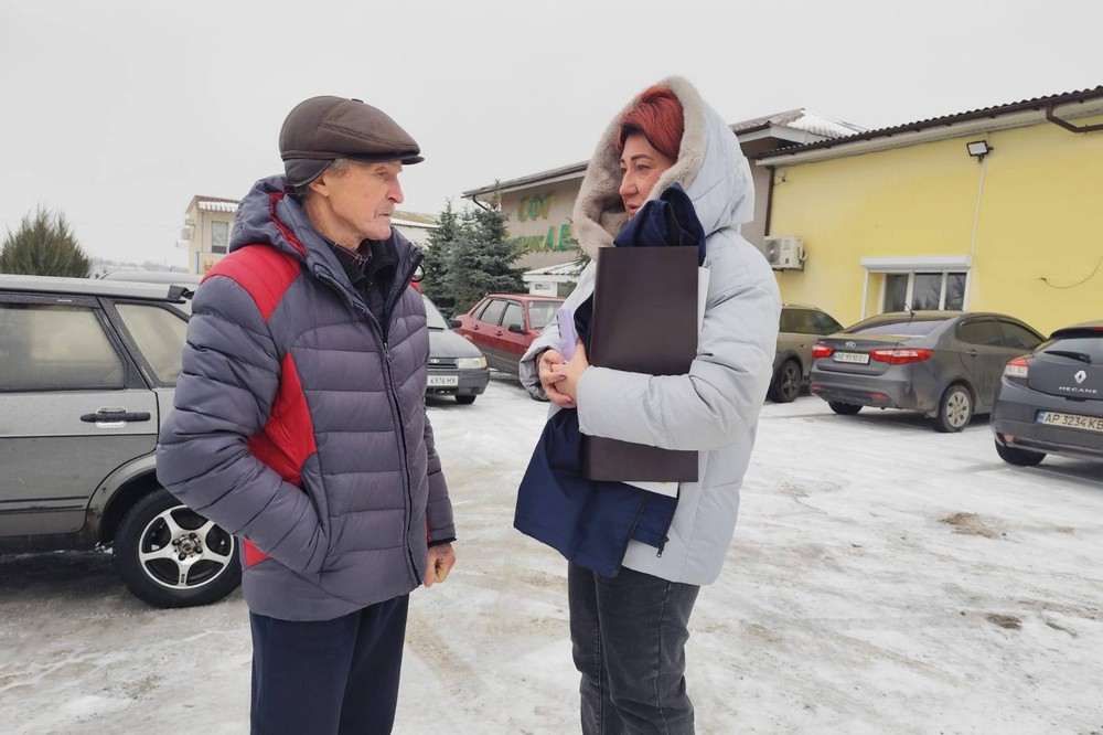 Жителям Томаківки роздали майже 1200 теплих комплектів 6