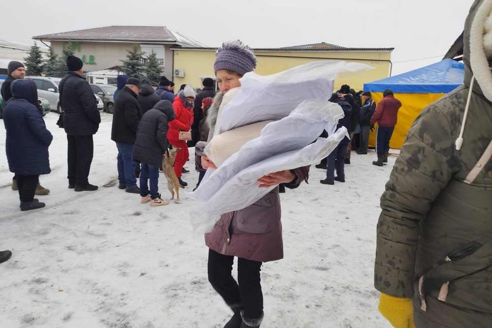 Жителям Томаківки роздали майже 1200 теплих комплектів 7