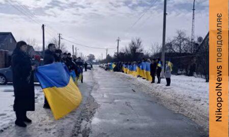 Усі жителі прийшли вшанувати… У Томаківській громаді попрощалися навіки з двома Захисниками у січні (відео)