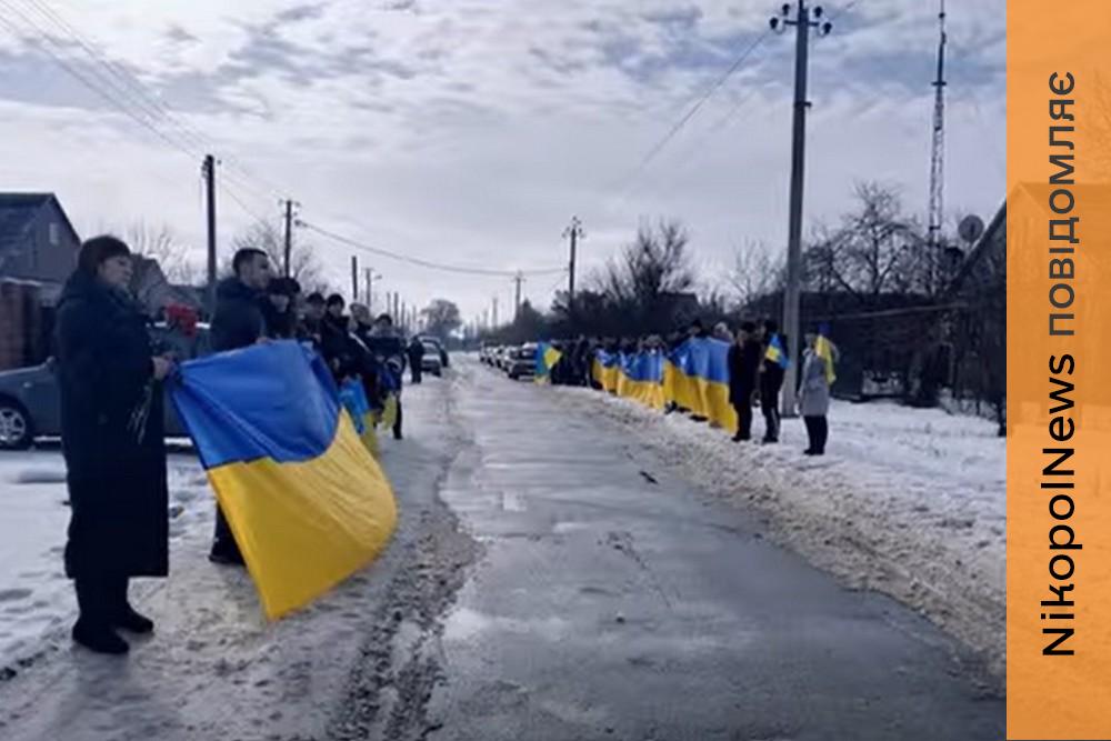 Усі жителі прийшли вшанувати… У Томаківській громаді попрощалися навіки з двома Захисниками у січні (відео) 1 Усі жителі прийшли вшанувати… У Томаківській громаді попрощалися навіки з двома Захисниками у січні (відео)