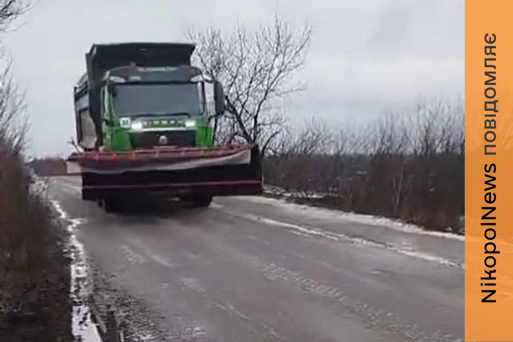 Працювали 128 одиниць техніки: у якому стані дороги Дніпропетровщини 9 лютого (відео) 1 Працювали 128 одиниць техніки: у якому стані дороги Дніпропетровщини 9 лютого
