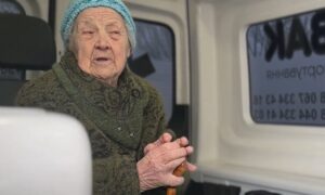 Розгублена пенсіонерка зі Львова ходила автовокзалом Нікополя… Бабуся не знала, як потрапила до міста своєї молодості – їй допомогли «Білі Янголи» і «Проліска» (фото, відео)