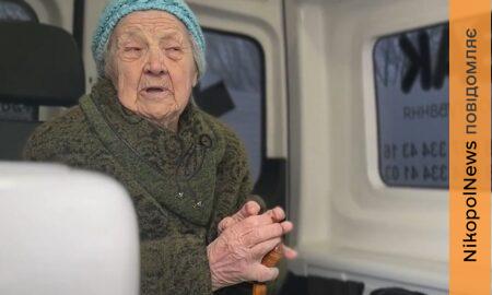 Розгублена пенсіонерка зі Львова ходила автовокзалом Нікополя… Бабуся не знала, як потрапила до міста своєї молодості – їй допомогли «Білі Янголи» і «Проліска» (фото, відео)