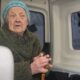 Розгублена пенсіонерка зі Львова ходила автовокзалом Нікополя… Бабуся не знала, як потрапила до міста своєї молодості – їй допомогли «Білі Янголи» і «Проліска» (фото, відео)