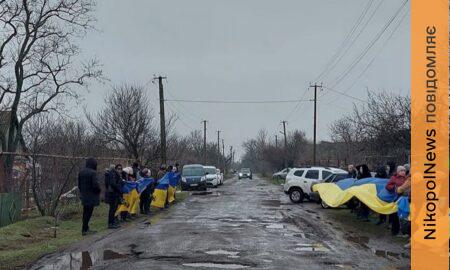 Біля рідного дому зібралися всі, хто знав і шанував: на Нікопольщині провели в останню путь Героя (відео)