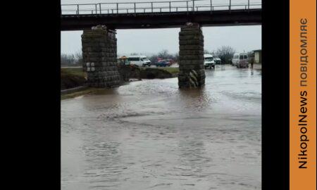 На Нікопольщині дорога пішла під воду, підтопило міст – соцмережі (відео)
