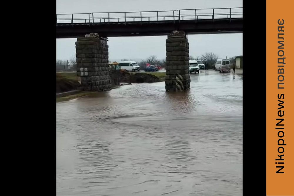 На Нікопольщині дорога пішла під воду, підтопило міст – соцмережі (відео) 1 На Нікопольщині дорога пішла під воду, підтопило міст – соцмережі (відео)
