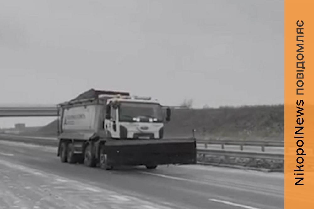 Понад 300 спецмашин працювали всю ніч: яка ситуація на дорогах Дніпропетровщини 19 лютого (відео)