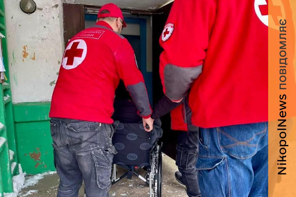Волонтери Червоного Хреста Нікополя допомогли важкохворій жінці відвідати лікарню 1 Нікополя