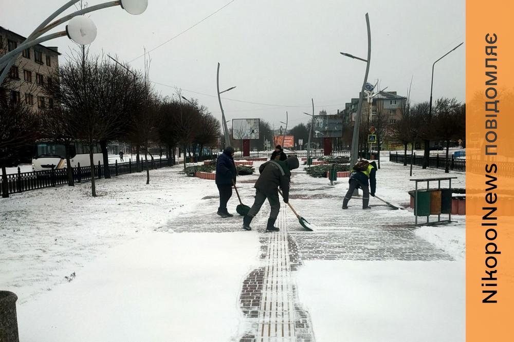 Термінові ремонти будинків, додаткові пункти обігріву, ліквідація наслідків обстрілів, розчищення снігу: робота комунальників Нікополя на цьому тижні (фото) 1 комунальники Нікополя 17