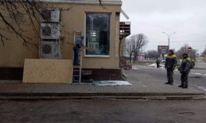 Цього тижня комунальники Нікополя усувають наслідки обстрілів, вивозять сміття, зносять аварійні дерева (фото)