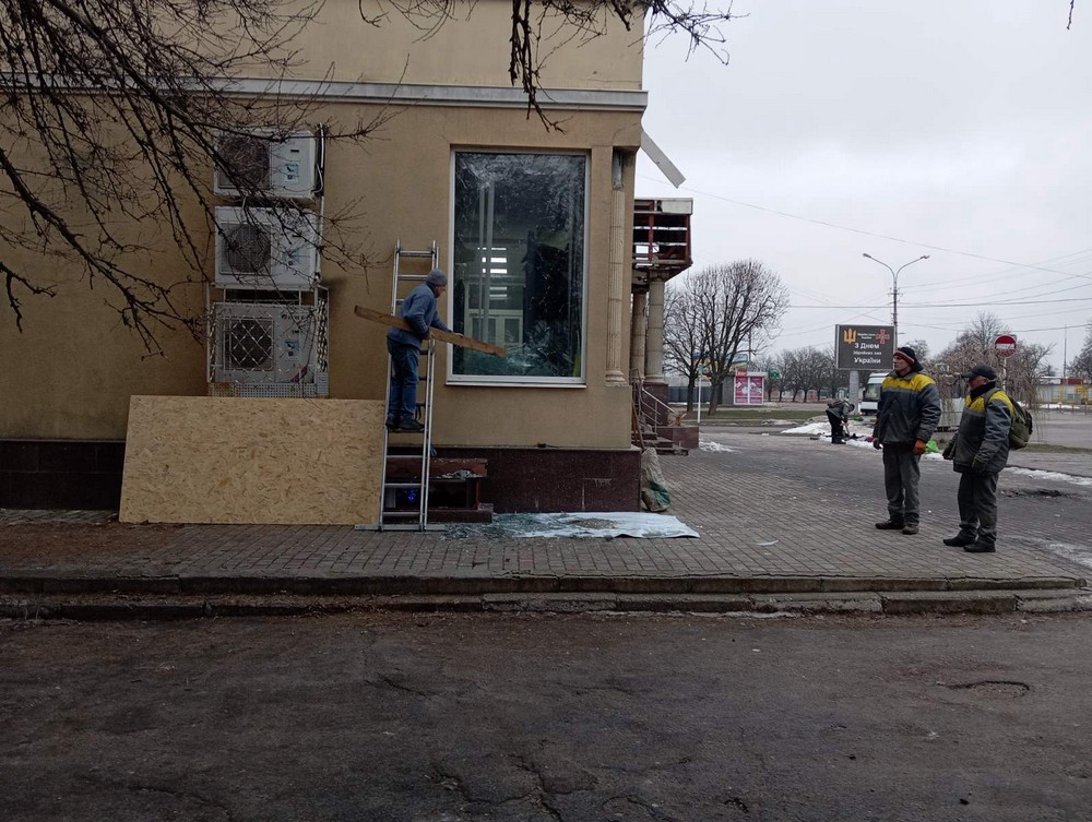 Цього тижня комунальники Нікополя усувають наслідки обстрілів, вивозять сміття, зносять аварійні дерева (фото)