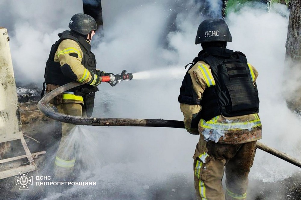 наслідки обстрілів Дніпропетровщини оприлюднили у ДСНС (фото)