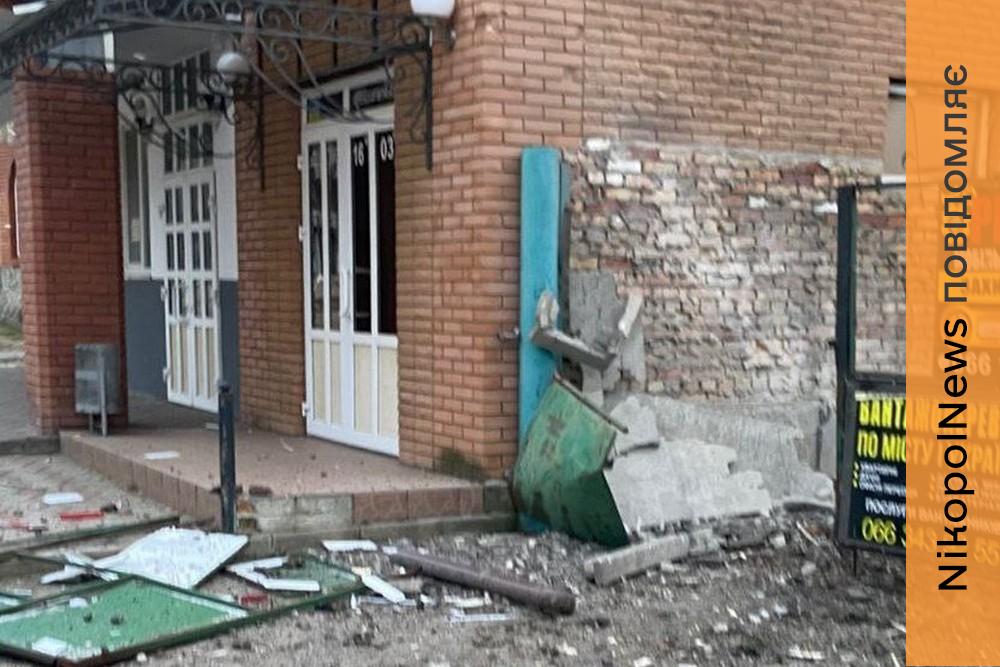 Побито торгівельні об’єкти і багатоповерхівку: у Марганці показали фото наслідків нічного обстрілу 1 Побито торгівельні об’єкти і багатоповерхівку: у Марганці показали фото наслідків нічного обстрілу