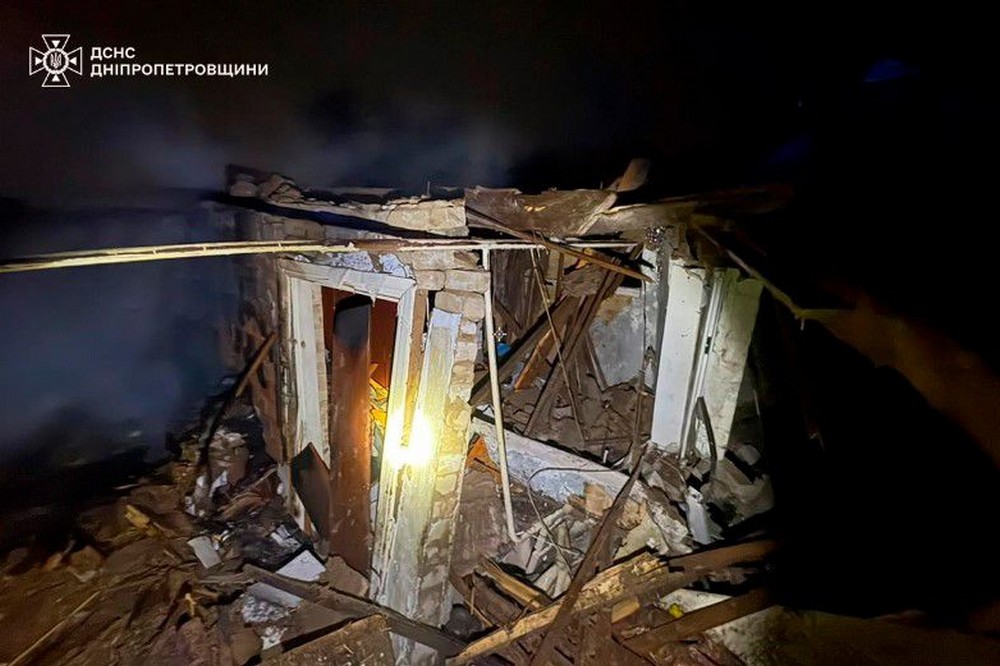 Чоловік і жінка згоріли внаслідок удару ворога по будинку у Дніпрі: рятувальники і правоохоронці показали фото