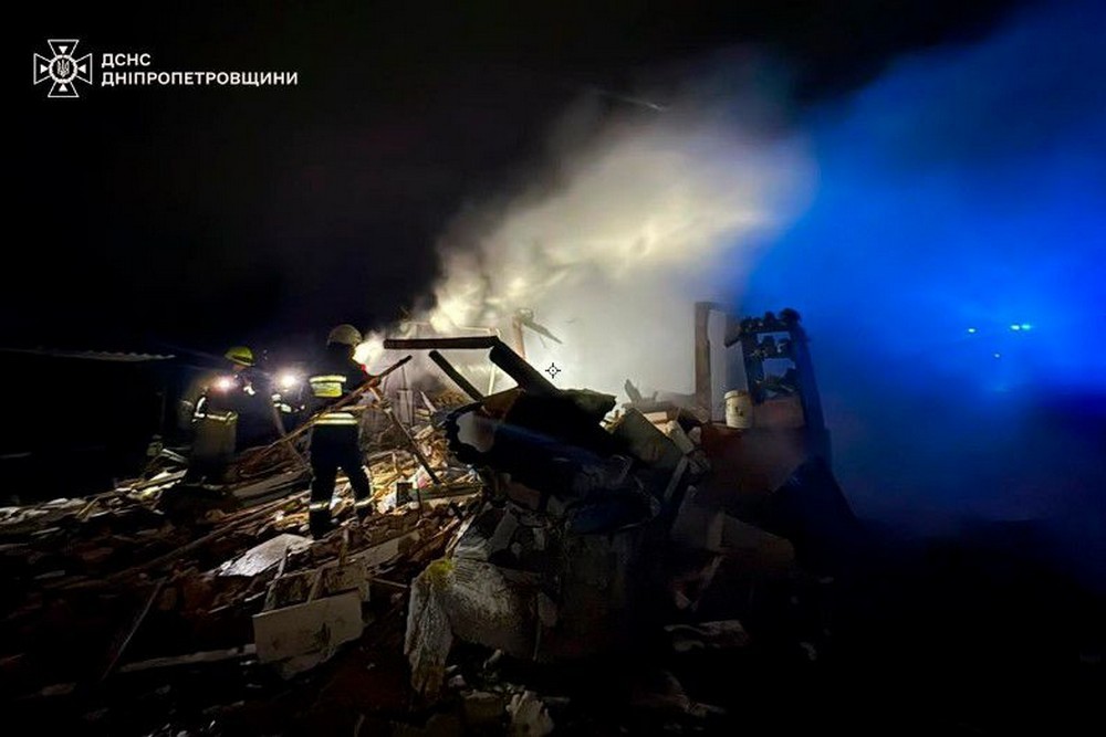 Чоловік і жінка згоріли внаслідок удару ворога по будинку у Дніпрі: рятувальники і правоохоронці показали фото