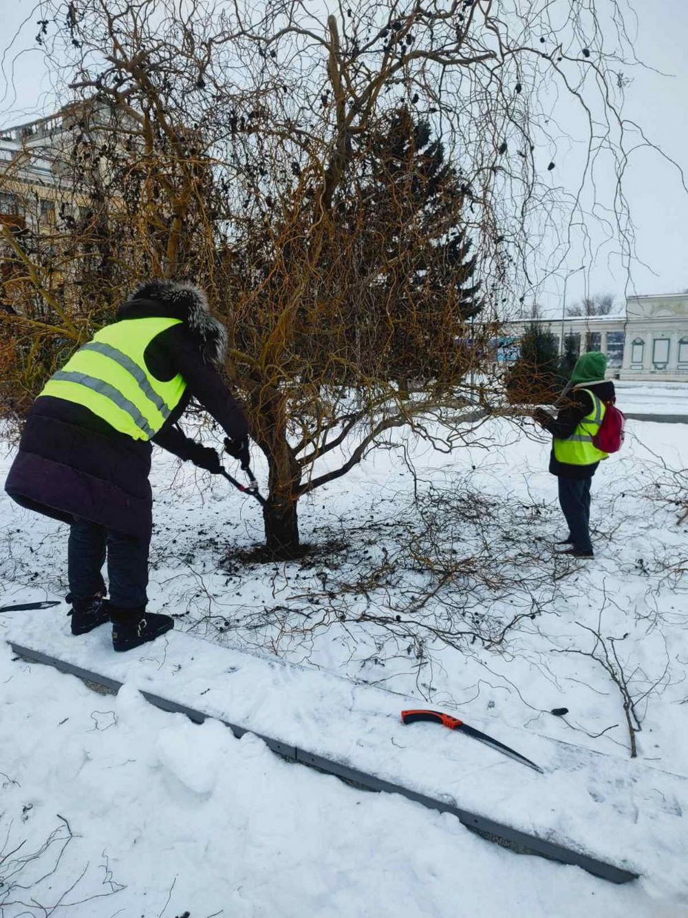 Посипали тротуари, вивозили сміття і гілля: чим займалися комунальники Марганця на минулому тижні Посипали тротуари, вивозили сміття і гілля: чим займалися комунальники Марганця на минулому тижні