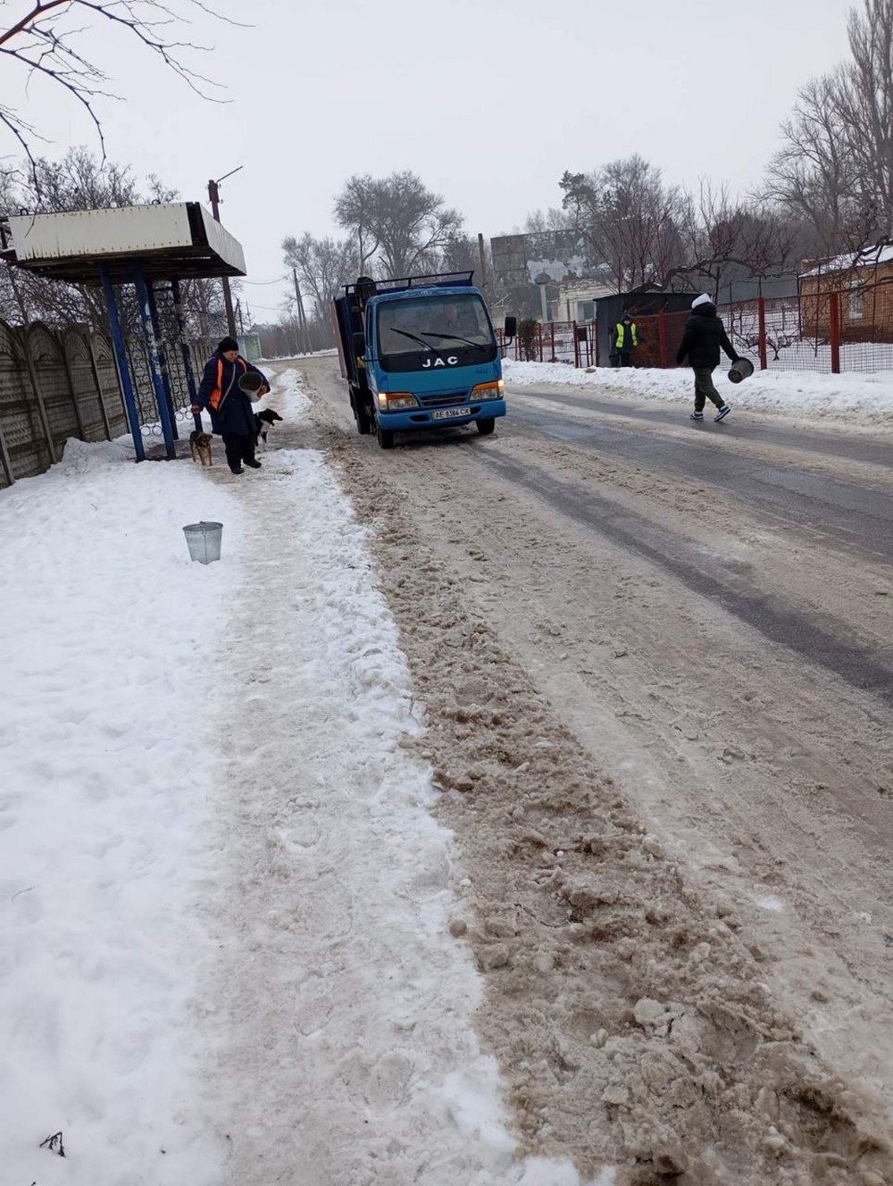 Посипали тротуари, вивозили сміття і гілля: чим займалися комунальники Марганця на минулому тижні Посипали тротуари, вивозили сміття і гілля: чим займалися комунальники Марганця на минулому тижні