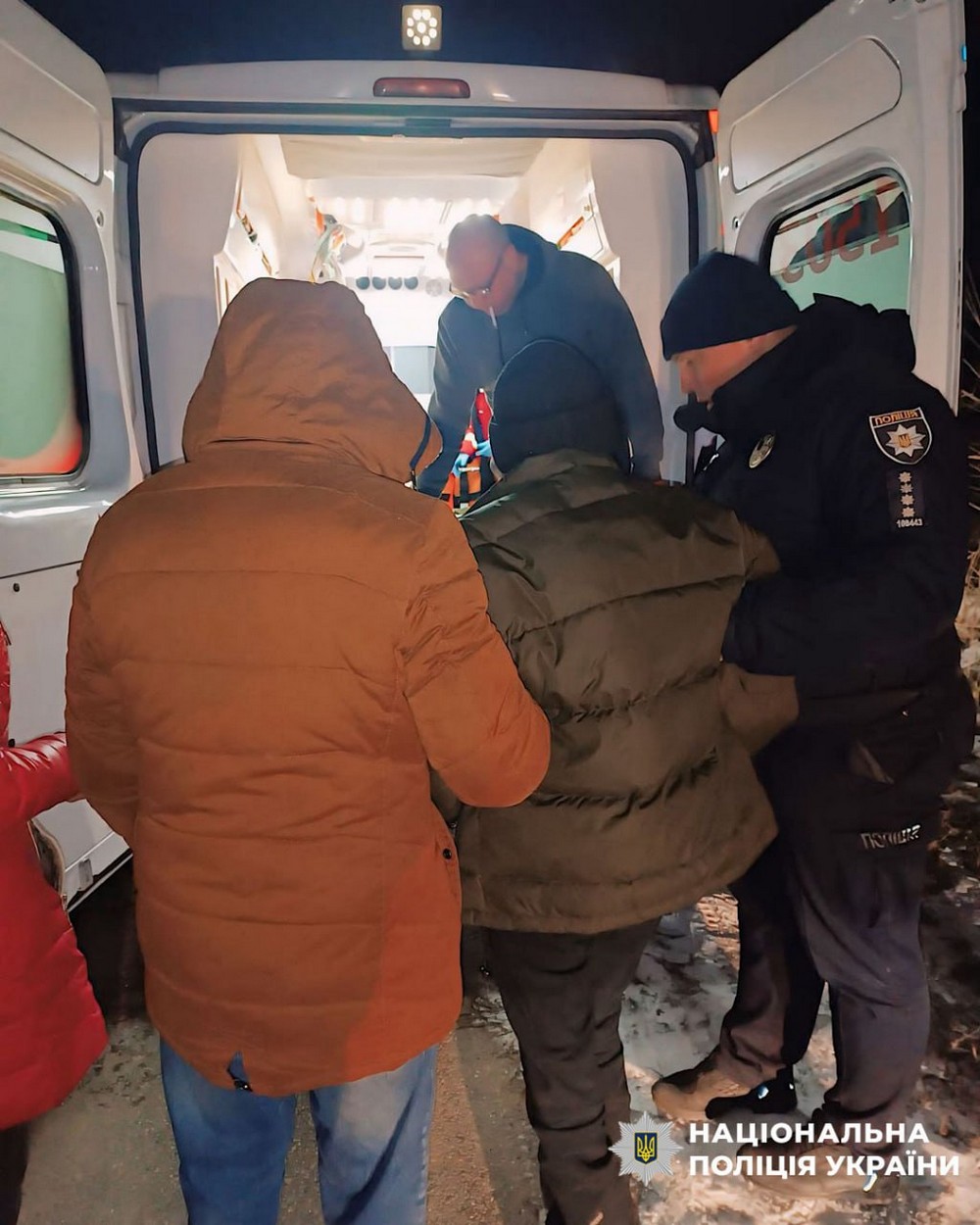 Чоловік замерзав у своїй оселі на Дніпропетровщині: його встигли врятувати (фото) 