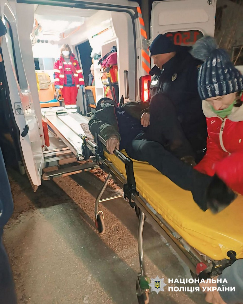 Чоловік замерзав у своїй оселі на Дніпропетровщині: його встигли врятувати (фото)