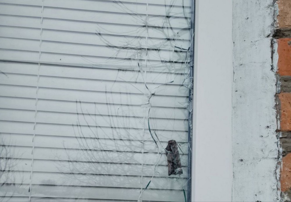 У Нікополі і районі побито 12 будинків, підприємства, газогони і електромережі, на Синельниківщині є поранений і руйнування (фото)