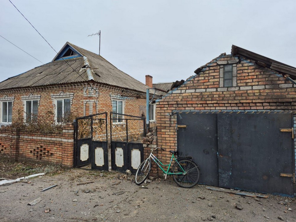 У Нікополі і районі побито 12 будинків, підприємства, газогони і електромережі, на Синельниківщині є поранений і руйнування (фото)