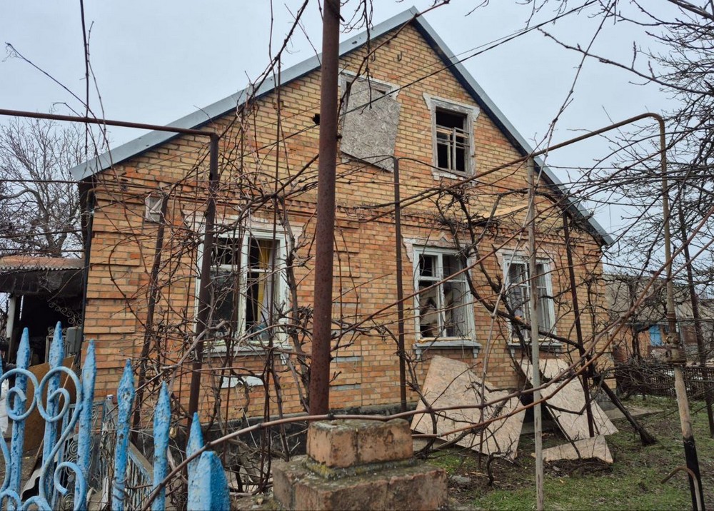 У Нікополі і районі побито 12 будинків, підприємства, газогони і електромережі, на Синельниківщині є поранений і руйнування (фото)