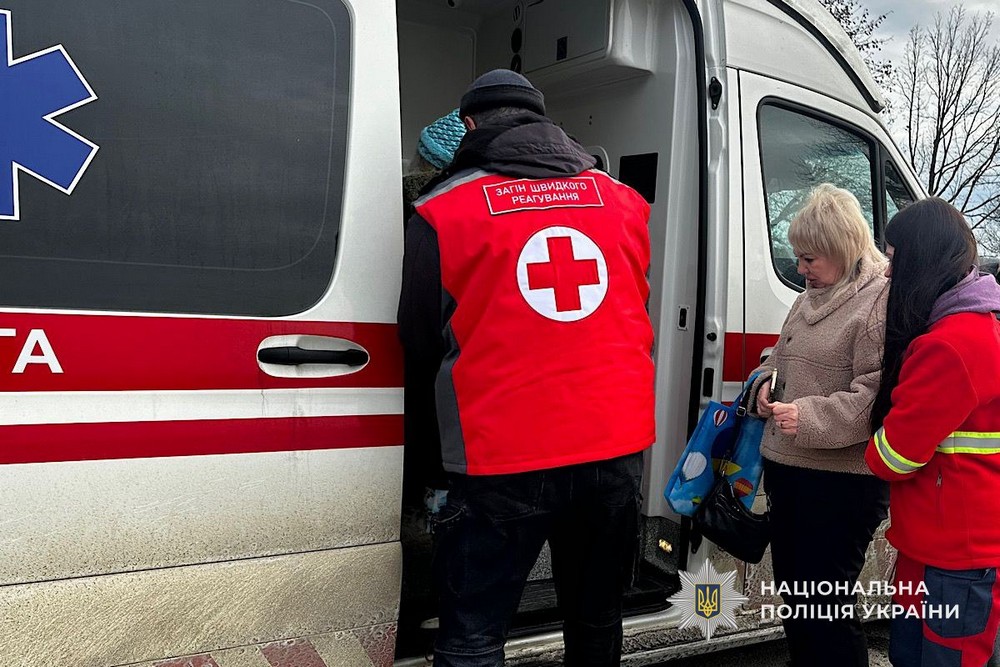 Розгублена пенсіонерка зі Львова ходила автовокзалом Нікополя… Бабуся не знала, як потрапила до міста своєї молодості – їй допомогли «Білі Янголи» і «Проліска» (фото, відео)