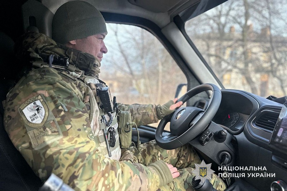 Розгублена пенсіонерка зі Львова ходила автовокзалом Нікополя… Бабуся не знала, як потрапила до міста своєї молодості – їй допомогли «Білі Янголи» і «Проліска» (фото, відео)