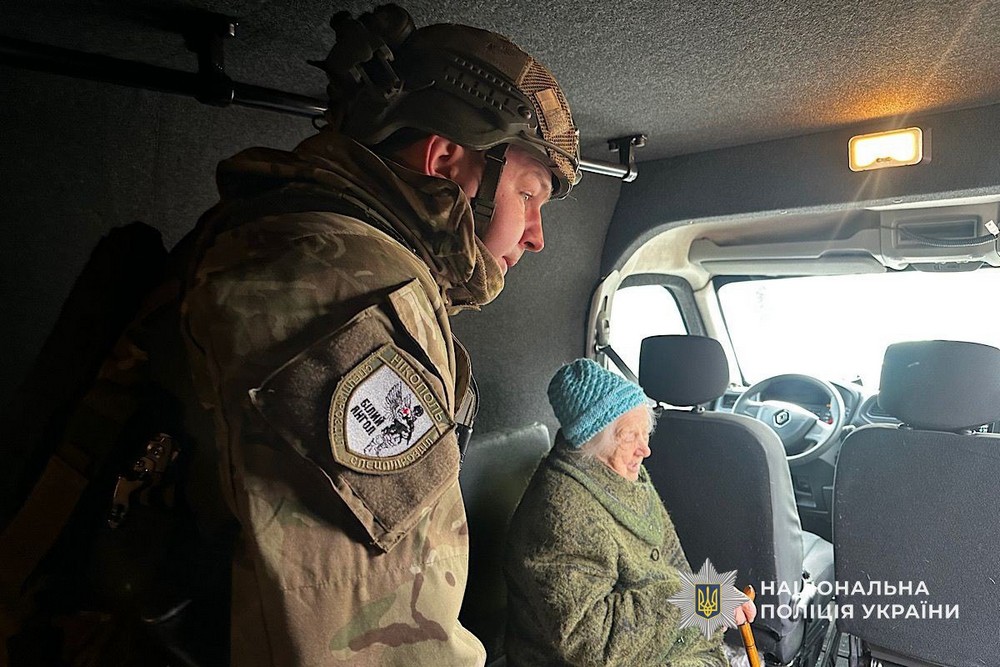 Розгублена пенсіонерка зі Львова ходила автовокзалом Нікополя… Бабуся не знала, як потрапила до міста своєї молодості – їй допомогли «Білі Янголи» і «Проліска» (фото, відео)