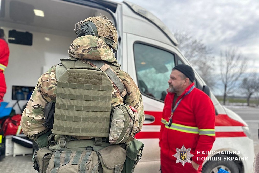 Розгублена пенсіонерка зі Львова ходила автовокзалом Нікополя… Бабуся не знала, як потрапила до міста своєї молодості – їй допомогли «Білі Янголи» і «Проліска» (фото, відео)