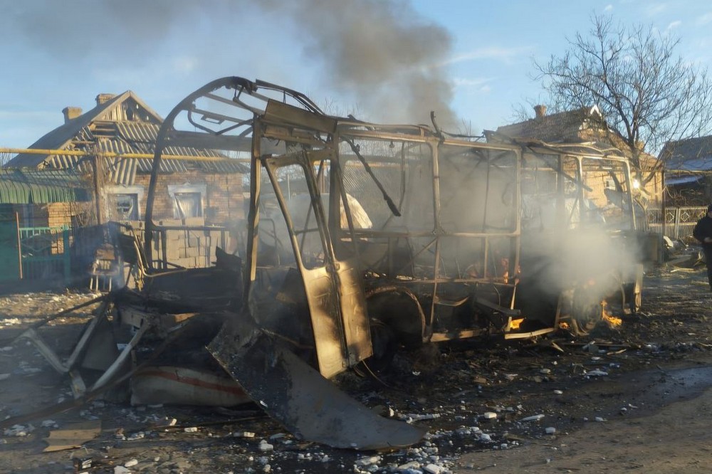 У Нікополі побито лікарню, в районі знищено автобус, 2 загиблих і 3 поранених на Синельниківщині протягом дня 11 лютого (фото)